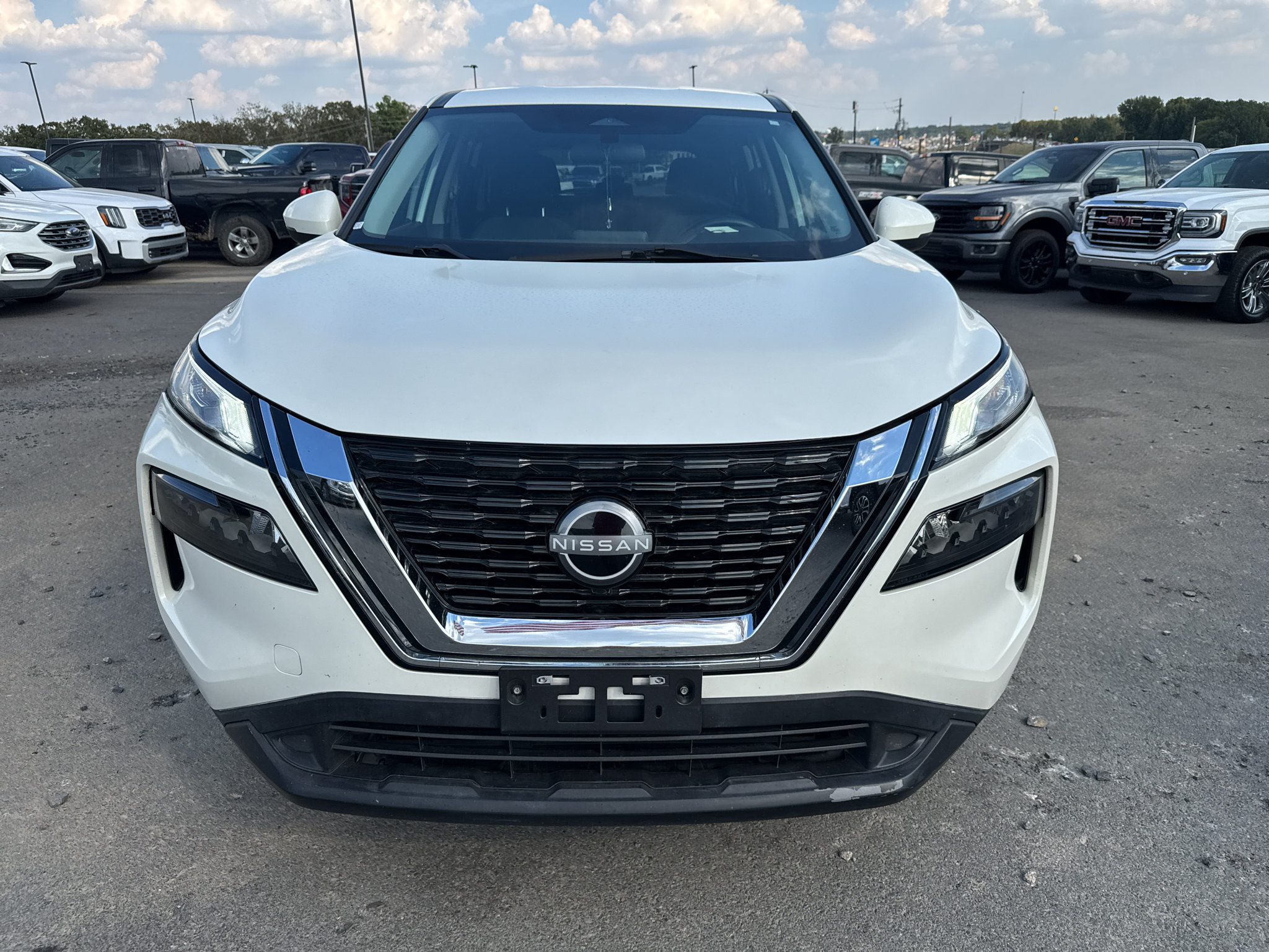 Used 2023 Nissan Rogue SV FWD image 2