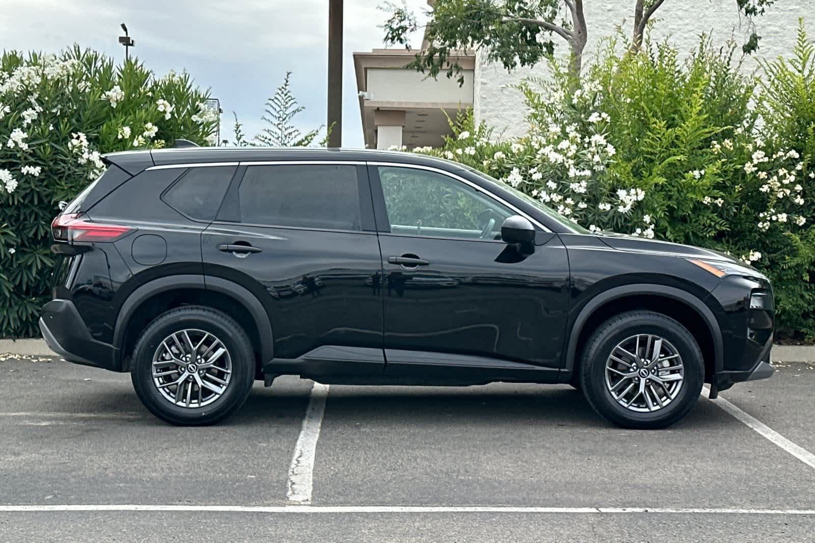 Used 2023 Nissan Rogue S AWD/4WD image 8