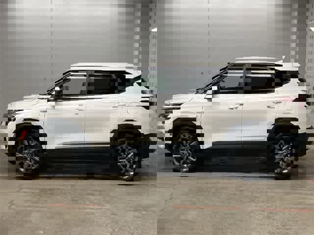 Used 2023 Kia Seltos LX image 2