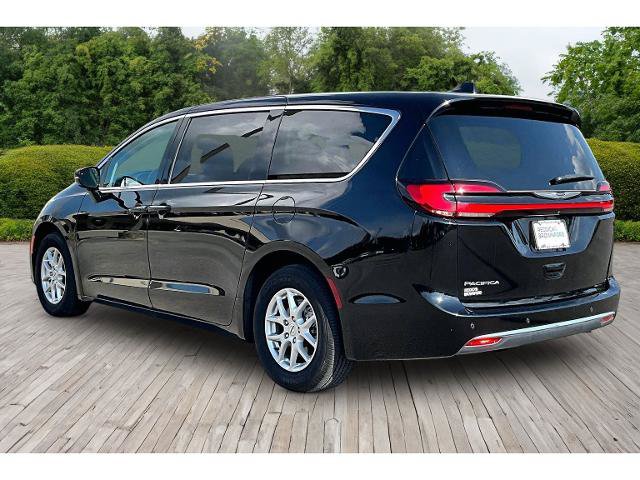 Used 2024 Chrysler Pacifica Touring-L FWD image 4