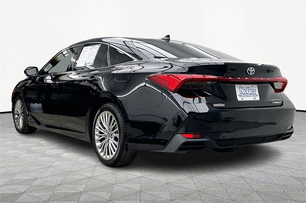 Used 2022 Toyota Avalon Limited image 13