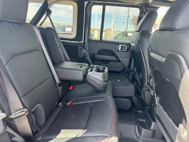 Used 2025 Jeep Wrangler Unlimited Rubicon AWD/4WD image 33