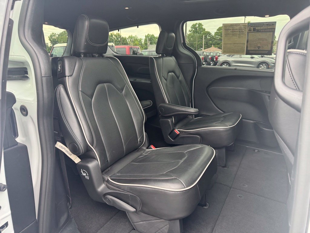 Used 2025 Chrysler Pacifica Limited FWD image 19