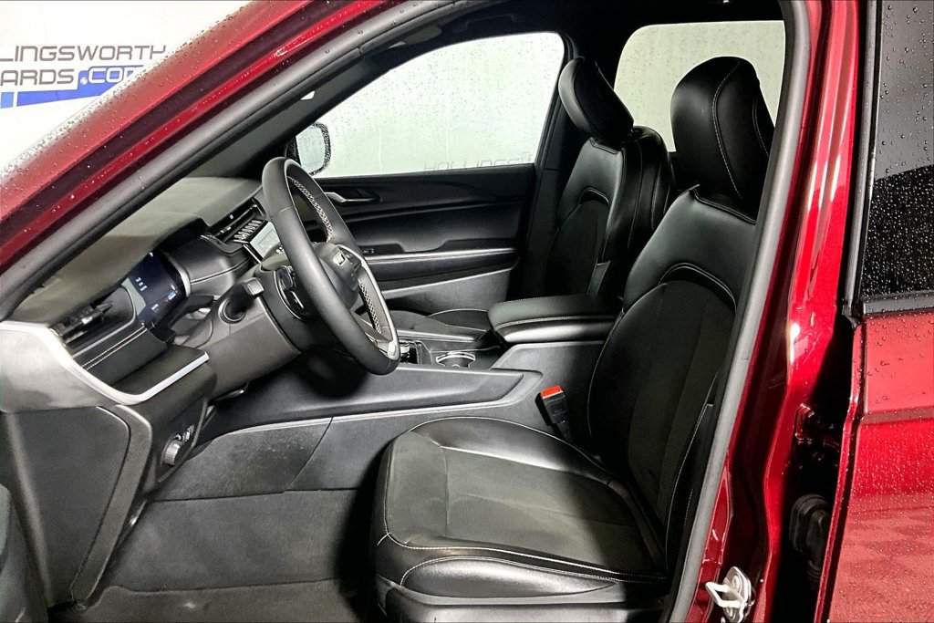 Used 2025 Jeep Grand Cherokee Altitude AWD/4WD image 20