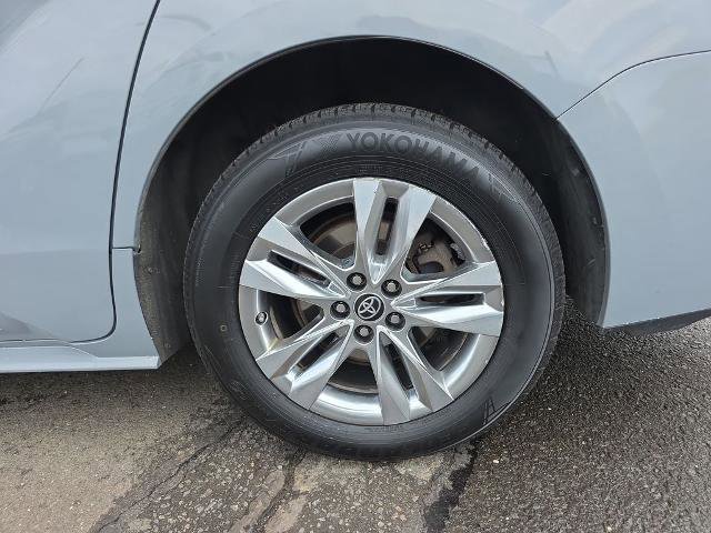 Used 2022 Toyota Sienna XLE Woodland Edition AWD/4WD image 13