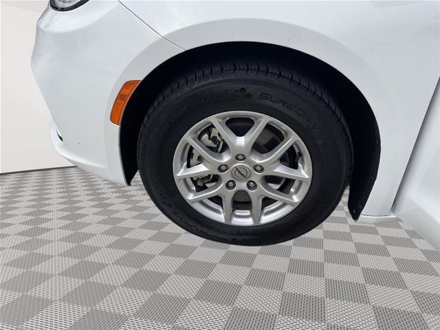 Used 2024 Chrysler Pacifica Touring-L FWD image 10