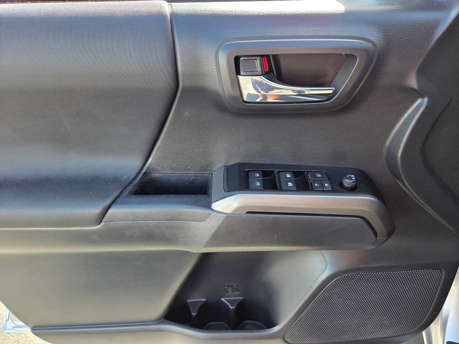 Used 2023 Toyota Tacoma TRD Off-Road w/ Technology Package AWD/4WD image 17