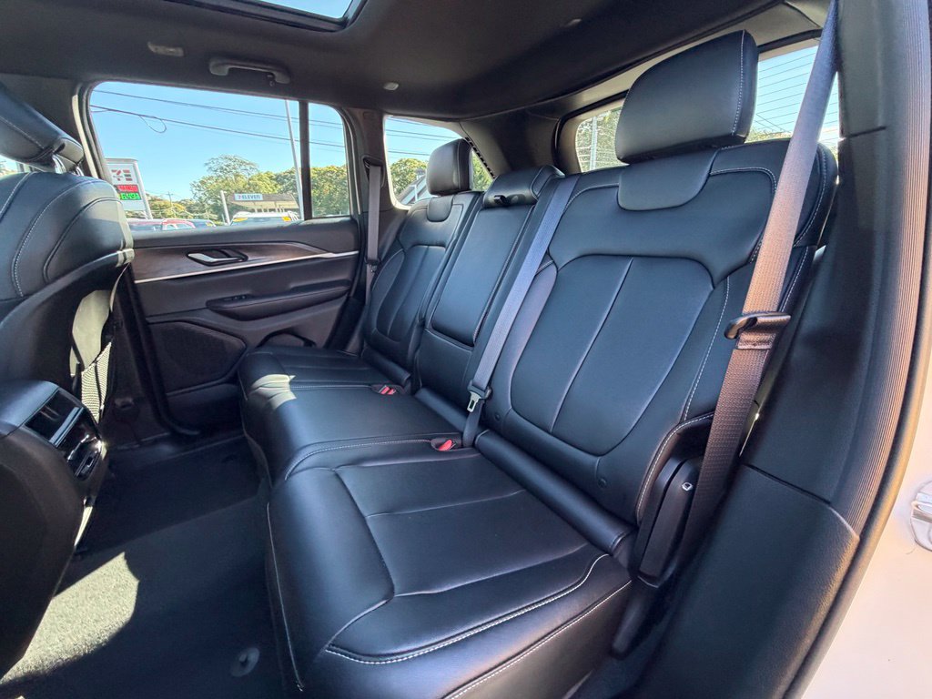 Used 2024 Jeep Grand Cherokee Limited w/ Black Appearance Package AWD/4WD image 11