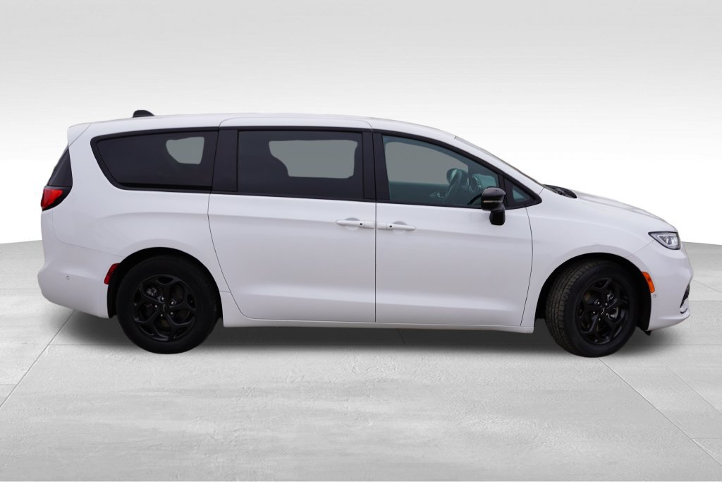 Used 2024 Chrysler Pacifica Limited FWD image 3
