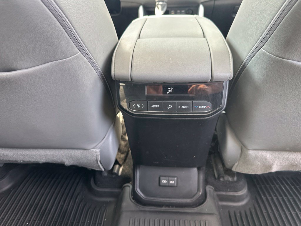 Used 2023 Toyota Highlander XLE AWD/4WD image 32