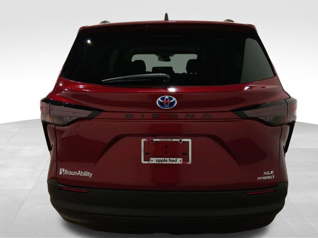 Used 2024 Toyota Sienna XLE w/ XLE Plus Package image 4