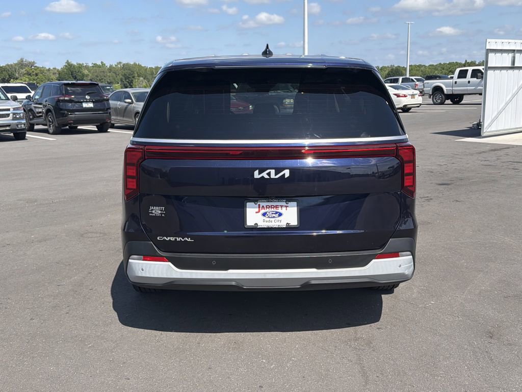 Used 2025 Kia Carnival FWD image 5