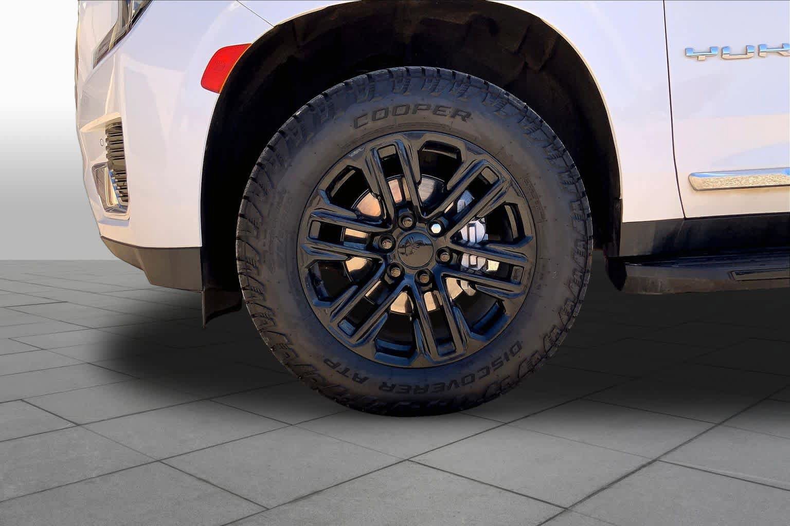 Used 2023 GMC Yukon SLT AWD/4WD image 11