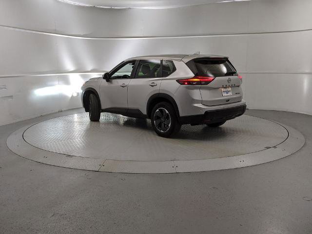 Used 2024 Nissan Rogue SV image 3