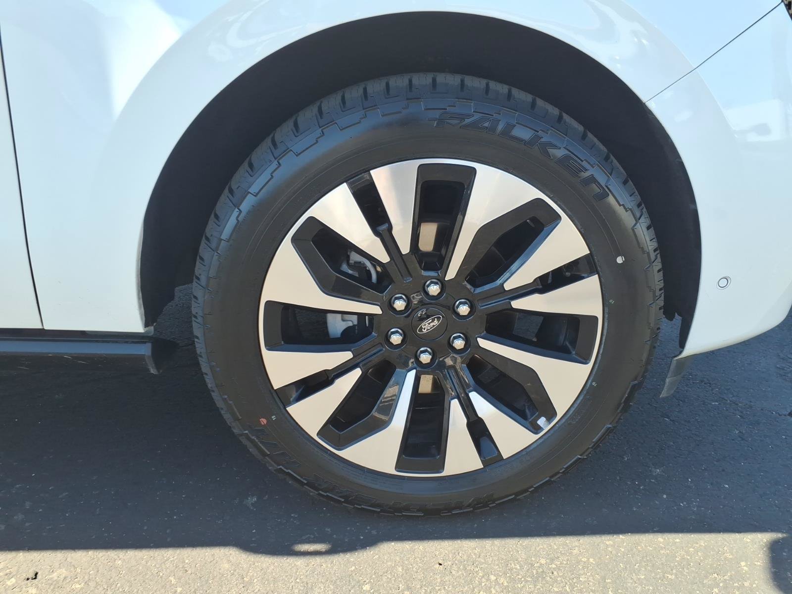 Certified 2025 Ford Expedition Max Platinum w/ Driver's Package AWD/4WD image 8
