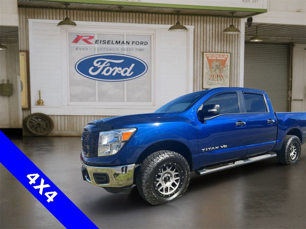 Used 2019 Nissan Titan SV image 2