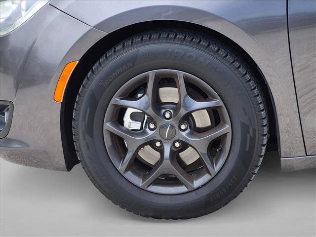 Used 2018 Chrysler Pacifica Touring-L Plus FWD image 6