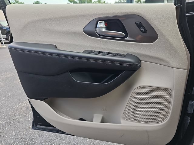 Used 2023 Chrysler Pacifica Touring-L FWD image 33