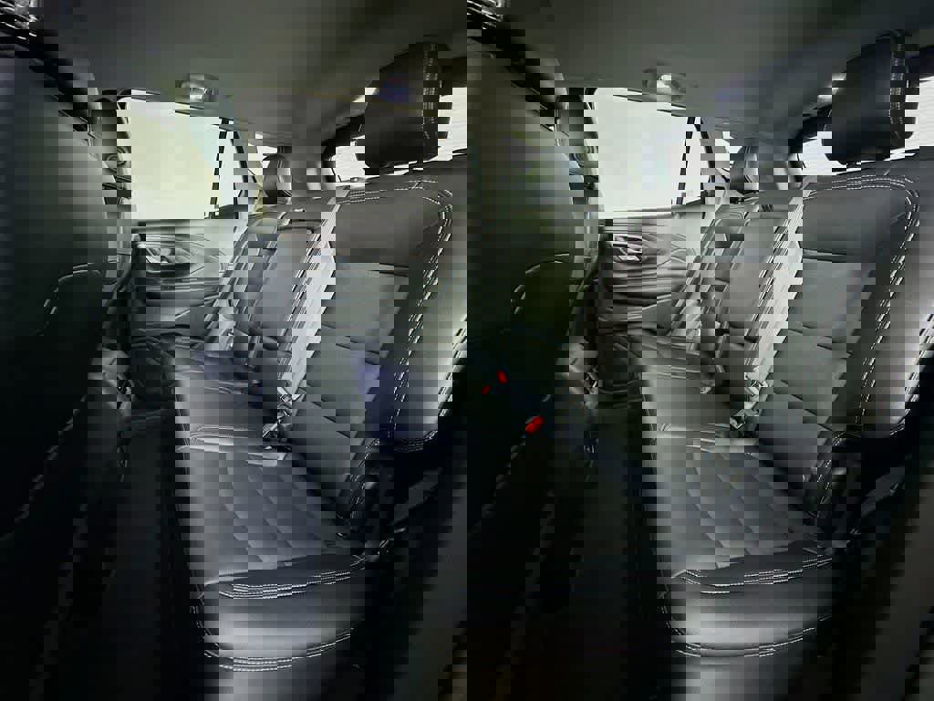 Used 2023 GMC Terrain SLT image 17