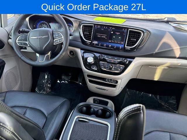 Used 2024 Chrysler Pacifica Touring-L FWD image 11