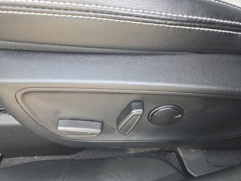 Certified 2025 Ford Escape SE w/ PHEV Premium Package FWD image 8