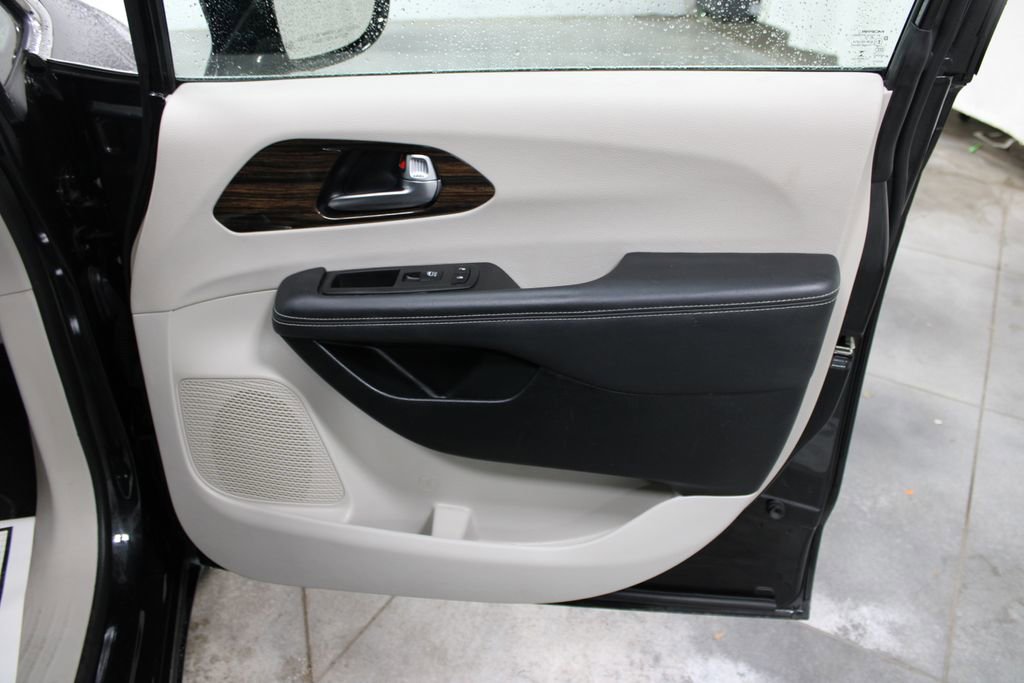 Used 2023 Chrysler Pacifica Limited FWD image 34