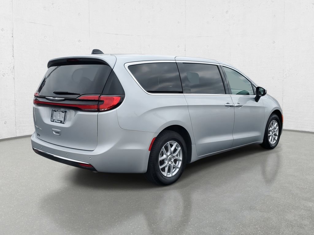 Used 2023 Chrysler Pacifica Touring-L image 7