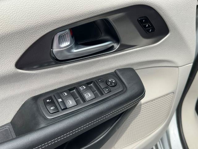 Used 2024 Chrysler Pacifica Touring-L FWD image 13