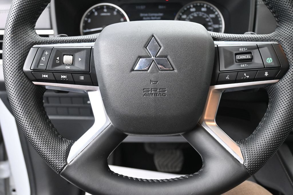 Used 2023 Mitsubishi Outlander SE AWD/4WD image 14