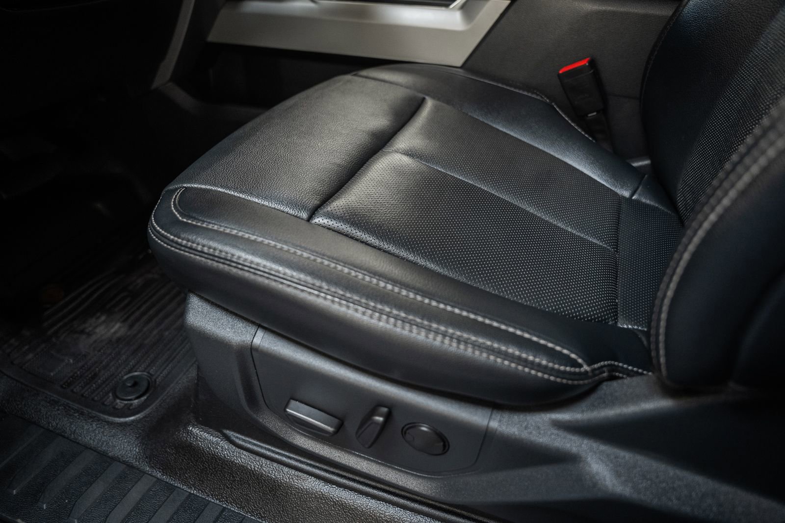 Certified 2022 Ford F250 Lariat w/ Black Appearance Pkg image 45