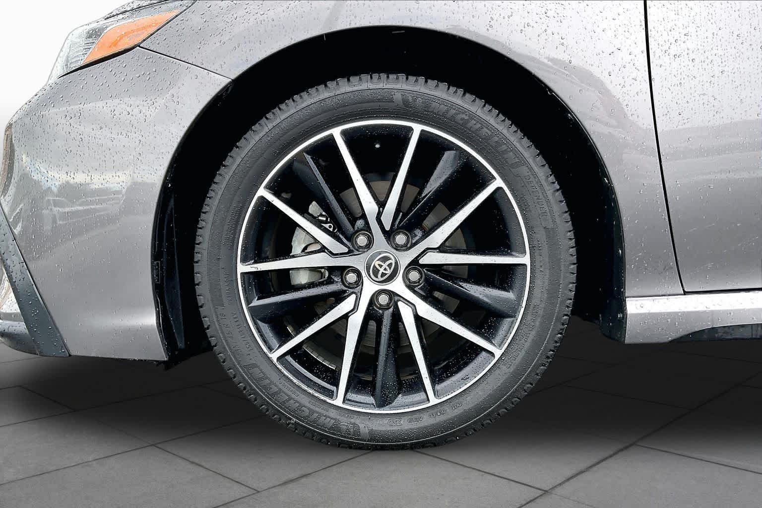 Used 2022 Toyota Camry SE FWD image 11