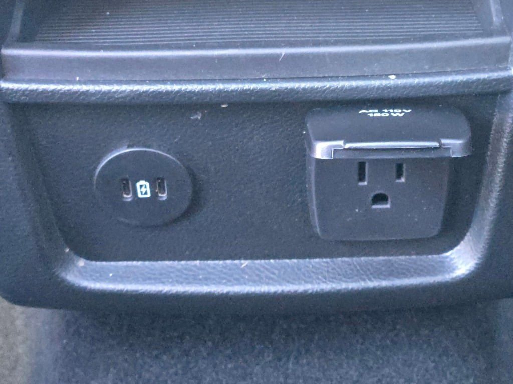 Certified 2024 Ford Edge ST-Line w/ Class II Trailer Tow Package image 18