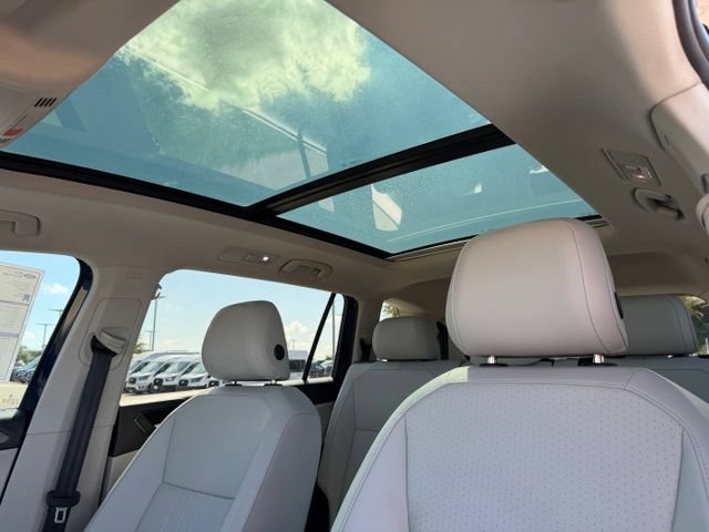 Used 2023 Volkswagen Tiguan SE w/ Panoramic Sunroof Package FWD image 12