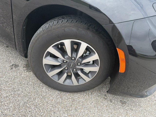 Used 2025 Chrysler Pacifica Select FWD image 41