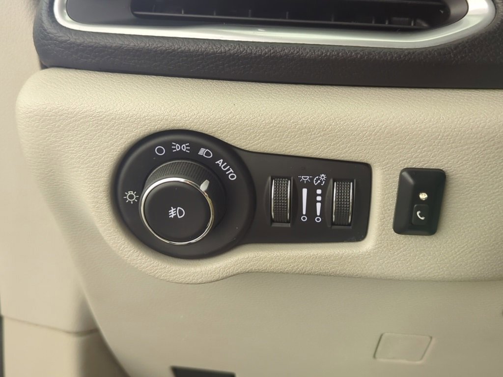 Used 2017 Chrysler Pacifica Limited image 21