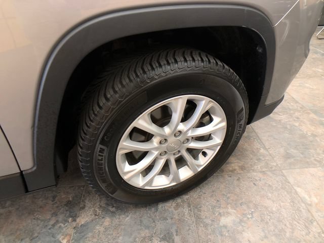 Used 2020 Jeep Cherokee Latitude w/ Cold Weather Group AWD/4WD image 9