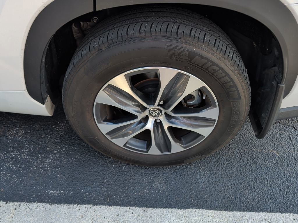 Used 2024 Toyota Highlander XLE image 6
