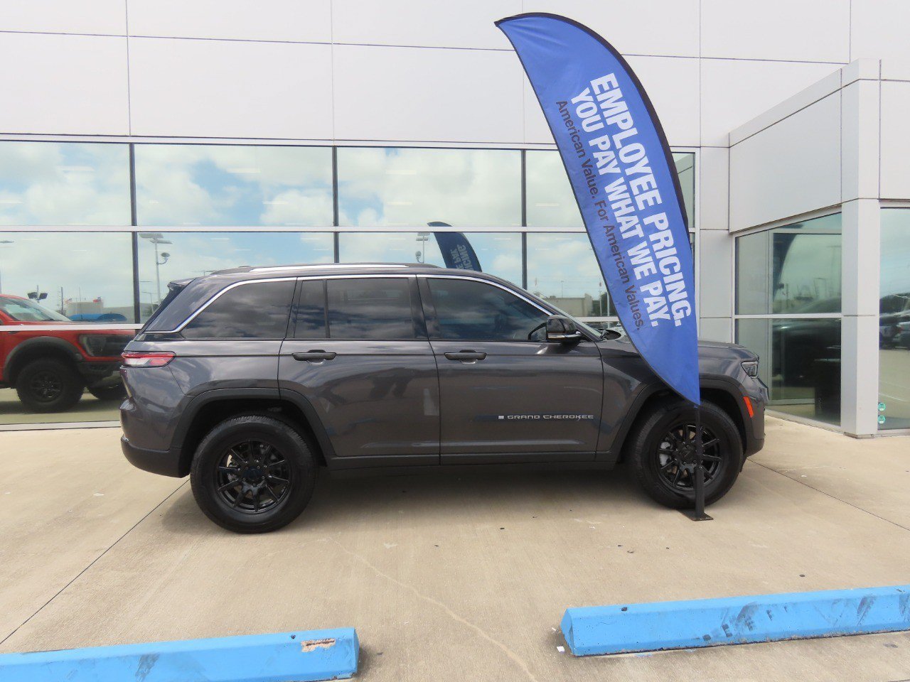 Used 2024 Jeep Grand Cherokee Limited AWD/4WD image 9