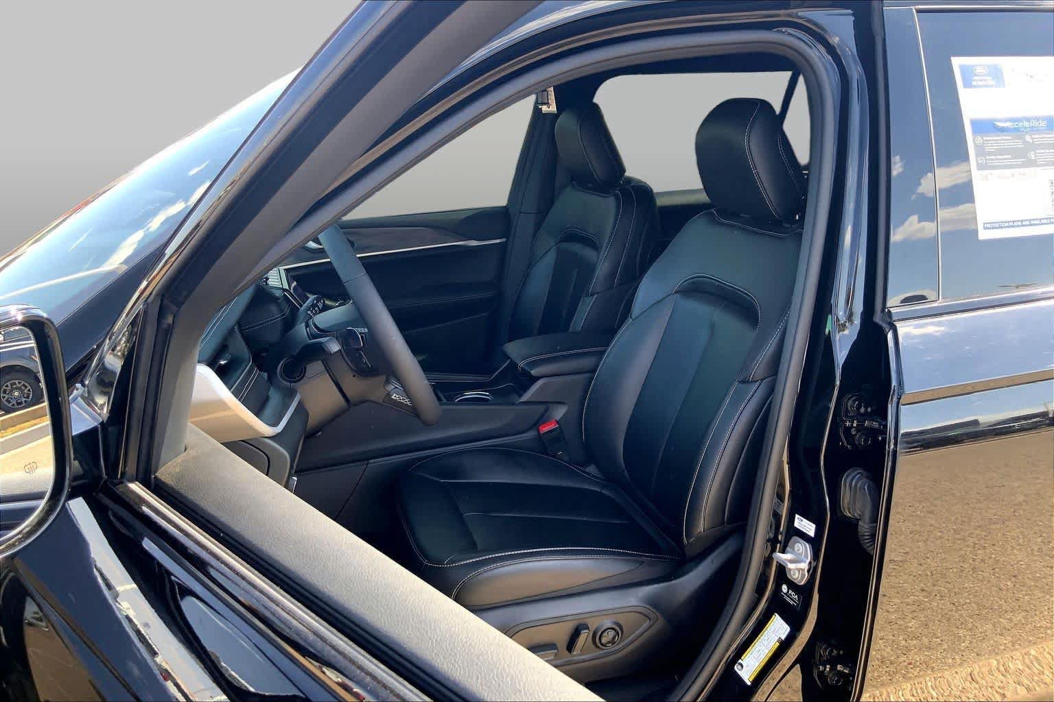 Used 2025 Jeep Grand Cherokee L Limited w/ Black Appearance Package RWD image 8