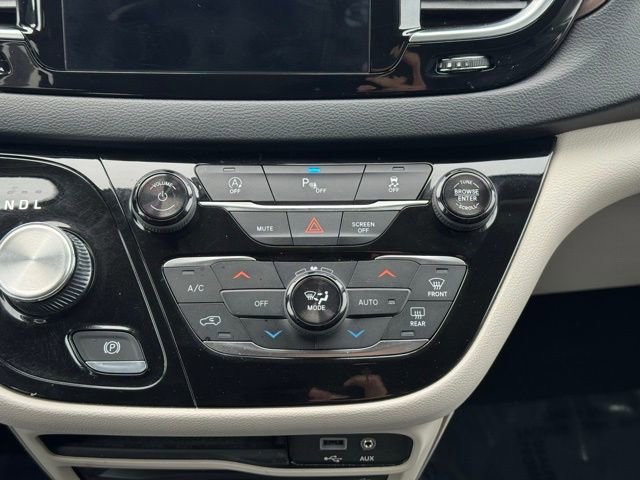 Used 2018 Chrysler Pacifica Touring-L Plus image 17