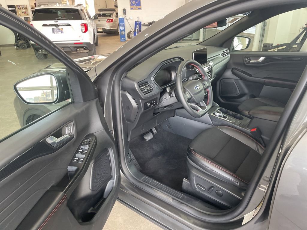 Certified 2025 Ford Escape ST-Line AWD/4WD image 12