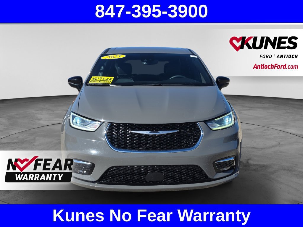 Used 2025 Chrysler Pacifica Select FWD image 2