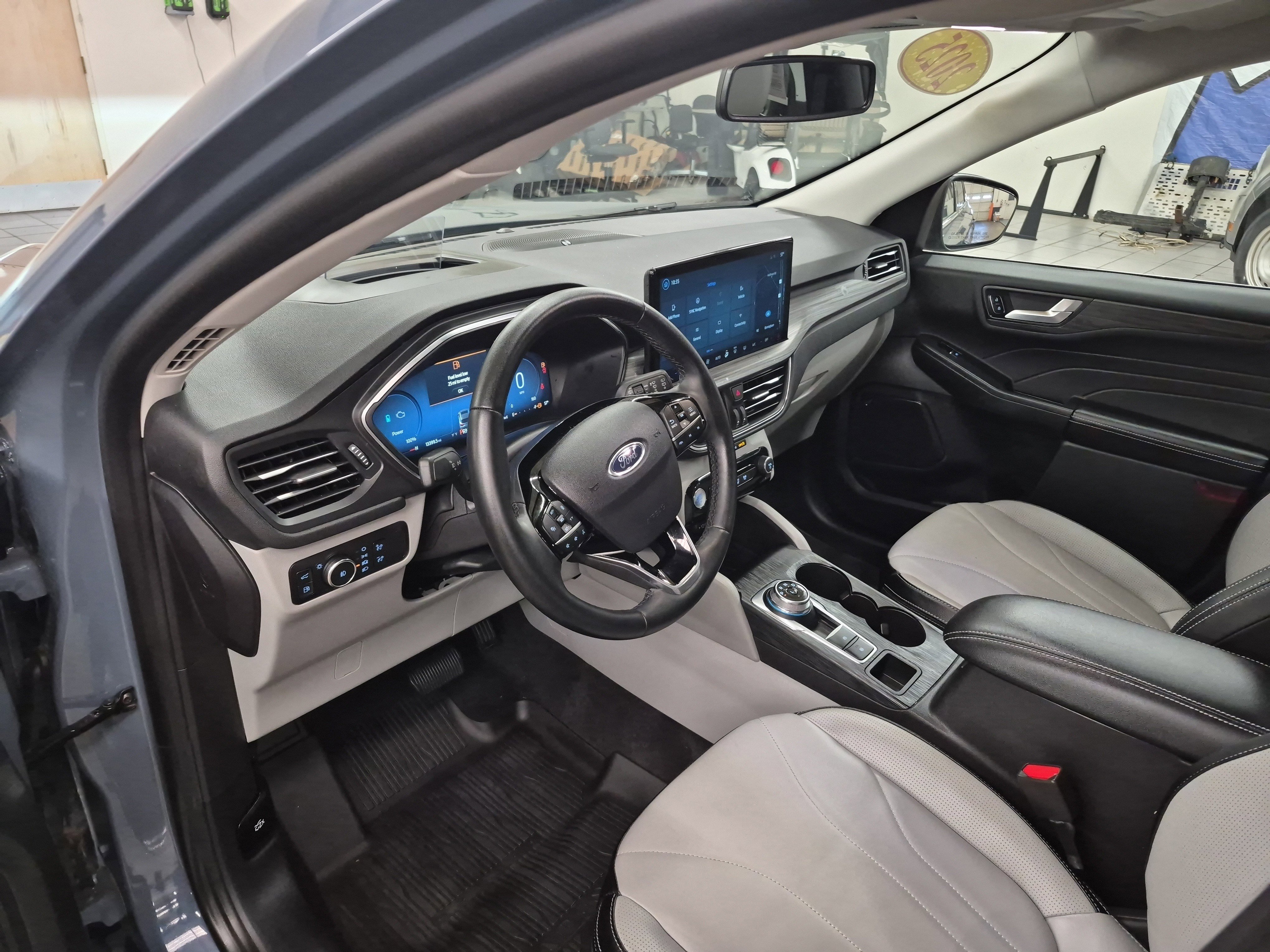 Certified 2025 Ford Escape SE w/ PHEV Premium Package image 13