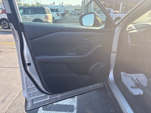 Used 2024 Nissan Rogue S AWD/4WD image 13