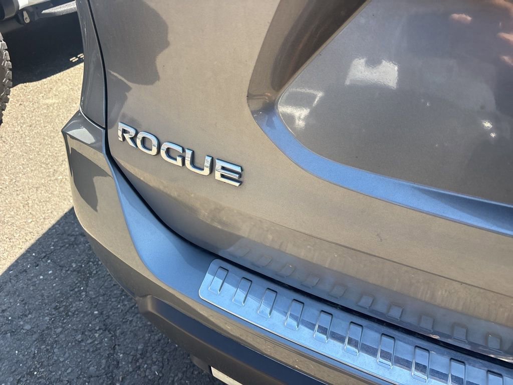 Used 2017 Nissan Rogue SV w/ SV Premium Package image 6