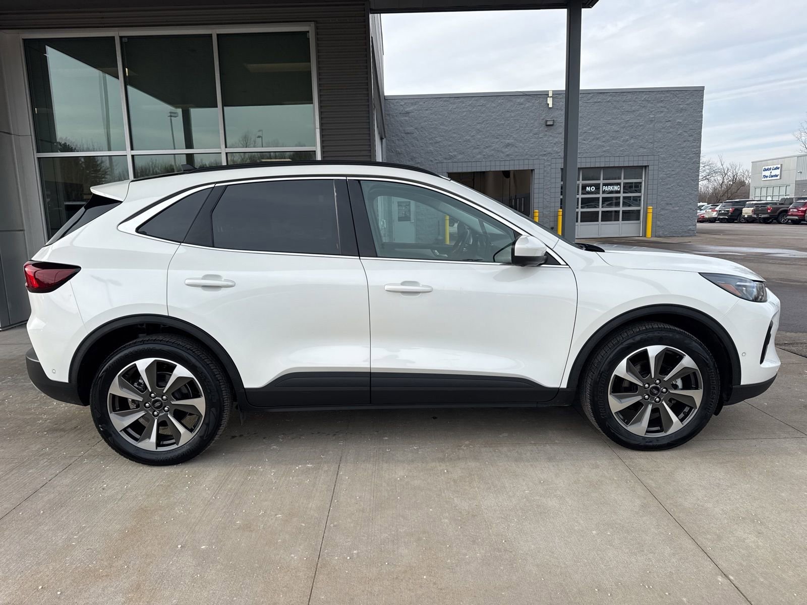 Certified 2024 Ford Escape Platinum w/ Premium Technology Package image 2