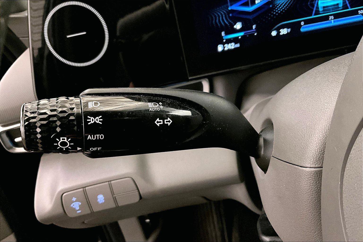 Used 2024 Hyundai Elantra SEL w/ Convenience Package image 30