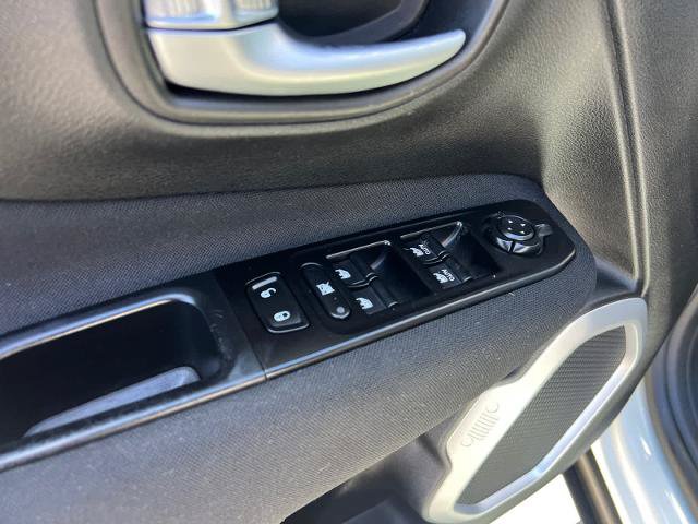 Used 2020 Jeep Renegade Latitude FWD image 16