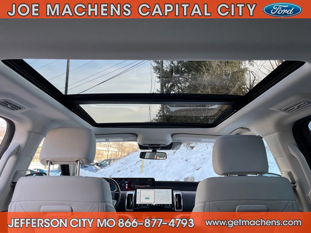 Certified 2025 Ford Expedition Max Platinum image 12