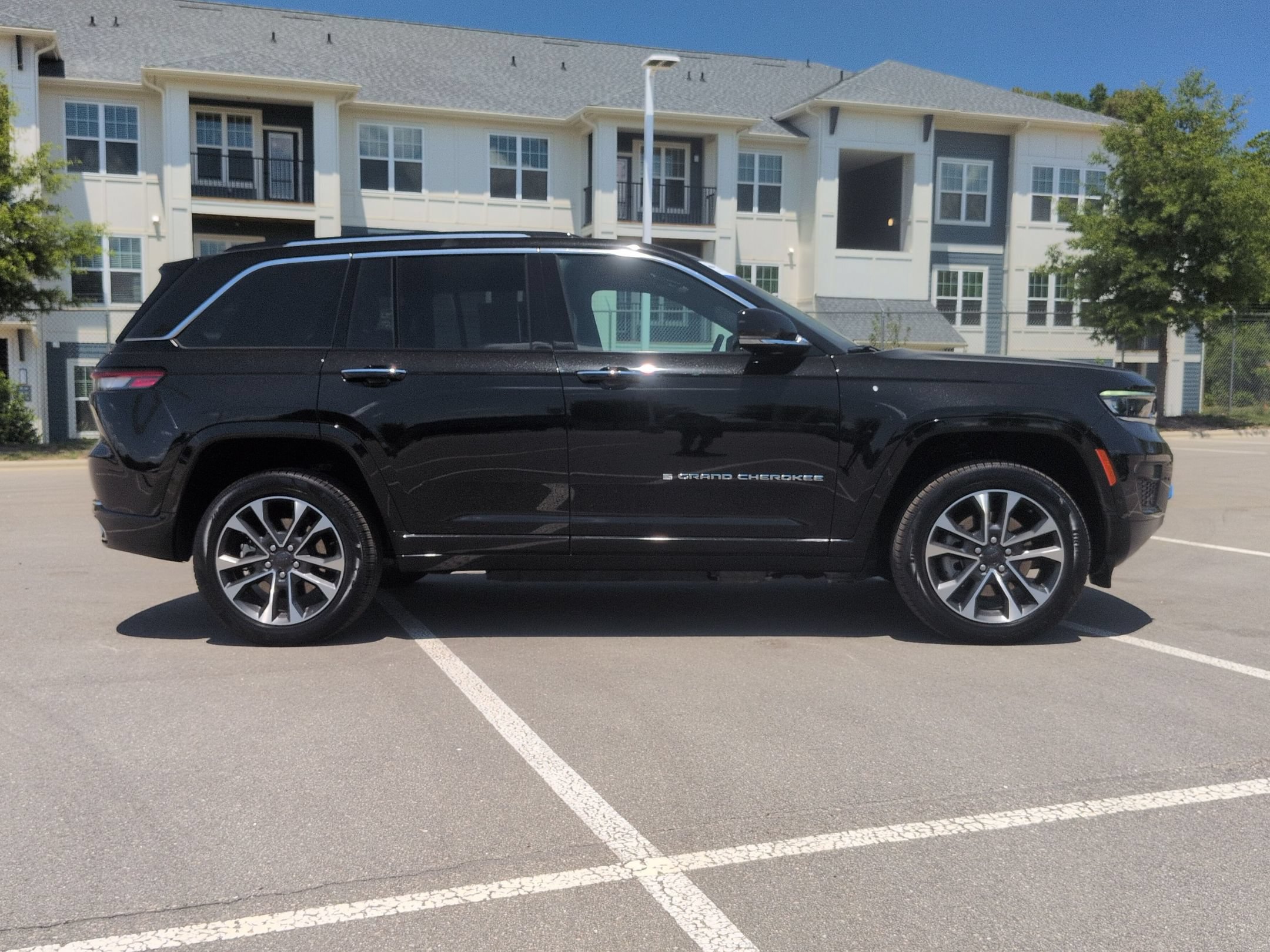 Used 2023 Jeep Grand Cherokee Overland AWD/4WD image 3